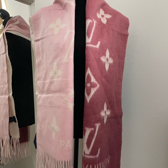LV Reykjavik Gradient Scarf - Picture 2 of 7